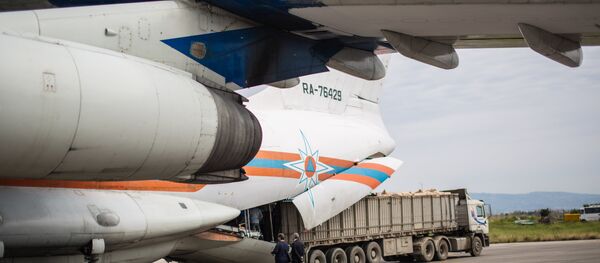 俄飞机送为代尔祖尔运送20吨联合国援助食品 - 俄罗斯卫星通讯社