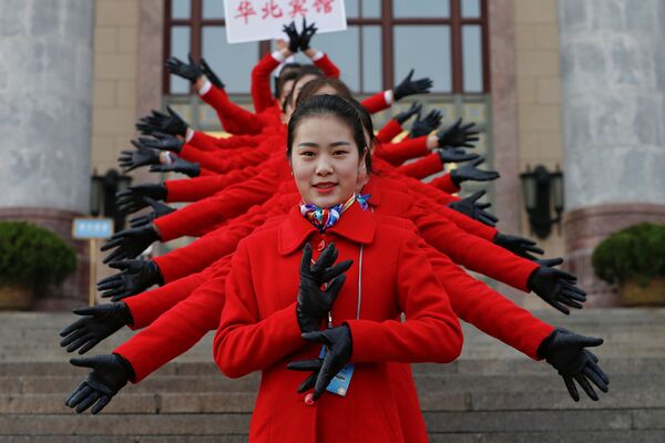 在北京人民大会堂前的迎宾小姐 - 俄罗斯卫星通讯社