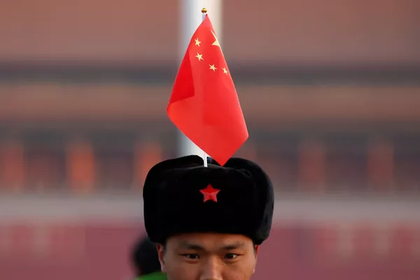 一名男子在天安門廣場上手持國旗 - 俄羅斯衛星通訊社