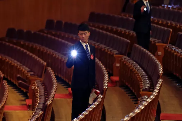 在中國人民政治協商會議全國委員會會議前,安保人員檢查周邊情況 在中國人民政治協商會議全國委員會會議前,安保人員檢查周邊情況 - 俄羅斯衛星通訊社