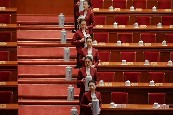 在中國人民政治協商會議全國委員會會議前,在北京人民大會堂內的工作人員 在中國人民政治協商會議全國委員會會議前,在北京人民大會堂內的工作人員 - 俄羅斯衛星通訊社