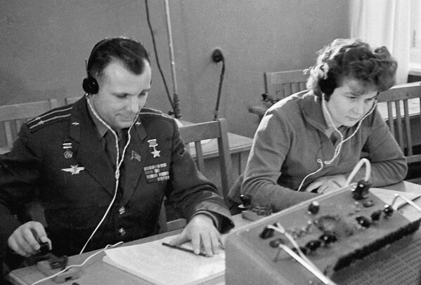 宇航员尤里·加加林和瓦莲金娜·捷列什科娃 - 俄罗斯卫星通讯社
