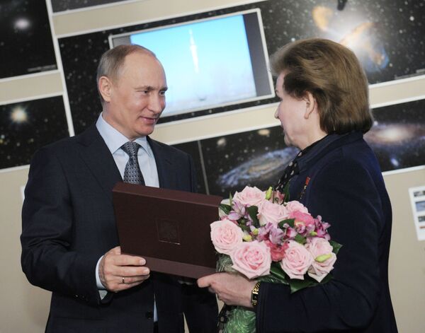 弗拉基米尔·普京向宇航员瓦莲金娜·捷列什科娃授予以尤里·加加林命名的政府奖 - 俄罗斯卫星通讯社