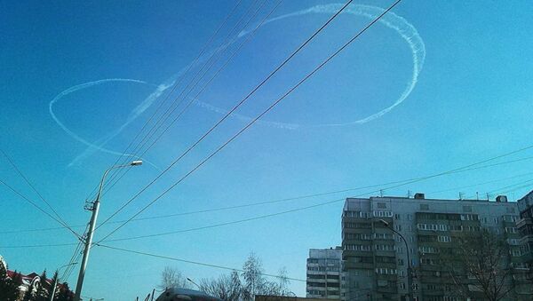 飞机在新西伯利亚上空写下大大的数字“8” - 俄罗斯卫星通讯社
