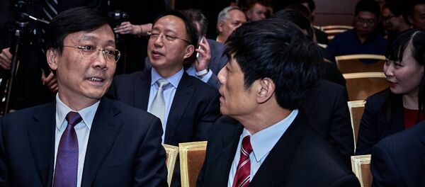 中国驻俄罗斯大使馆临时代办张霄（左) 与中国驻俄罗斯使经济商务参赞张地（右） - 俄罗斯卫星通讯社