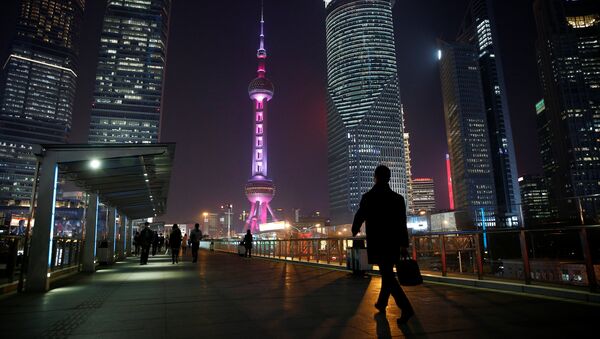 A man walks on a bridge in the financial district of Pudong in Shanghai - 俄羅斯衛星通訊社