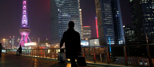 A man walks on a bridge in the financial district of Pudong in Shanghai - 俄罗斯卫星通讯社