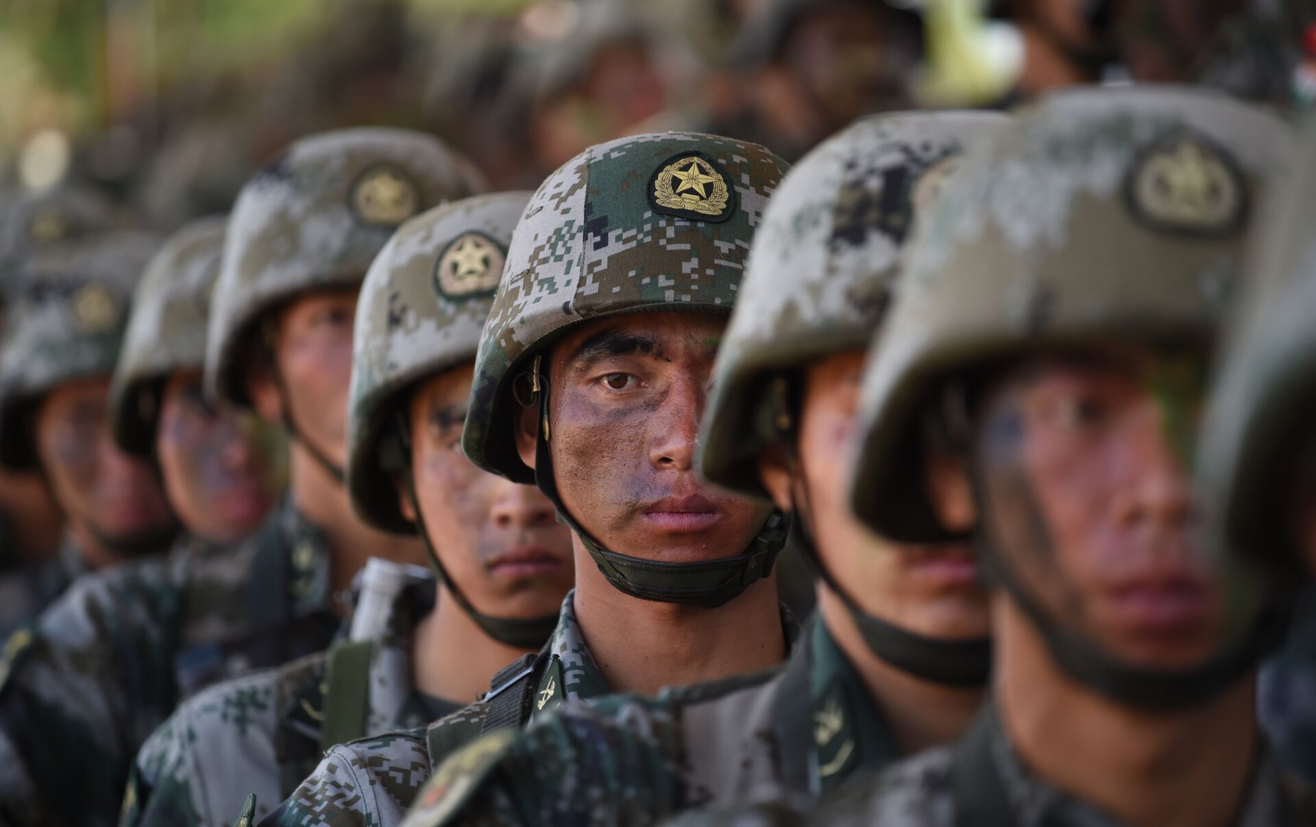 中国国防部:解放军陆军集团军将由18个调整为13个 