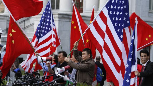 People wave USA and China flags - 俄羅斯衛星通訊社