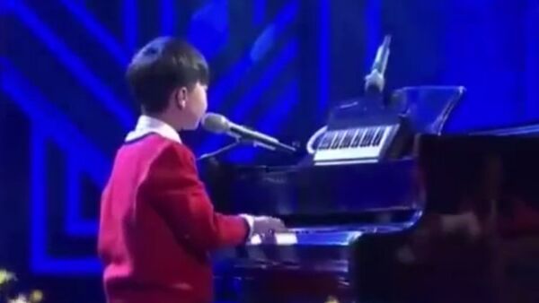 11歲王奕程《貝加爾湖畔》：才華少年自彈自唱觀眾聽醉了！ - 俄羅斯衛星通訊社