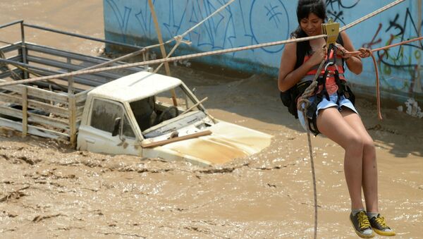 Эвакуация девушки во время наводнения в Перу - 俄罗斯卫星通讯社