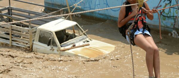 Эвакуация девушки во время наводнения в Перу - 俄羅斯衛星通訊社