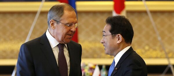 Russian Foreign Minister Sergei Lavrov (L) talks with Japanese Foreign Minister Fumio Kishida - 俄罗斯卫星通讯社
