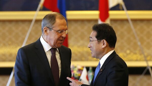 Russian Foreign Minister Sergei Lavrov (L) talks with Japanese Foreign Minister Fumio Kishida - 俄罗斯卫星通讯社