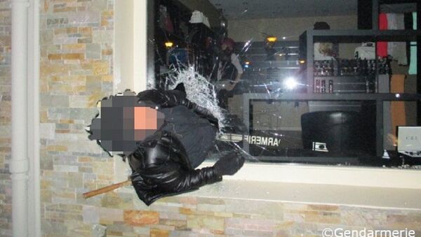 笨小偷进商店抢劫被卡在橱窗上 - 俄罗斯卫星通讯社