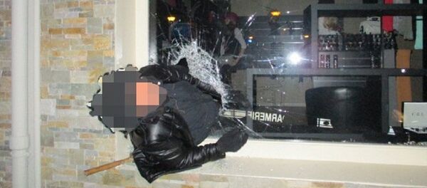 笨小偷進商店搶劫被卡在櫥窗上 - 俄羅斯衛星通訊社