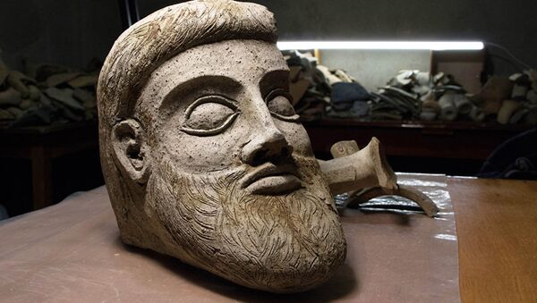 фрагмент терракотовой скульптуры в форме головы мужчины - 俄罗斯卫星通讯社