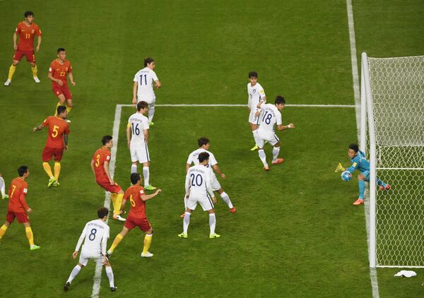 利用角球机会,于大宝抢前点攻门得手,中国队1-0领先。 利用角球机会,于大宝抢前点攻门得手,中国队1-0领先。 - 俄罗斯卫星通讯社