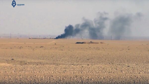 Дым во время сражения между силами коалиции США с боевиками ДАИШ в окрестностях города Ракка в Сирии - 俄罗斯卫星通讯社