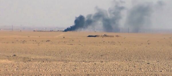 Дым во время сражения между силами коалиции США с боевиками ДАИШ в окрестностях города Ракка в Сирии - 俄罗斯卫星通讯社