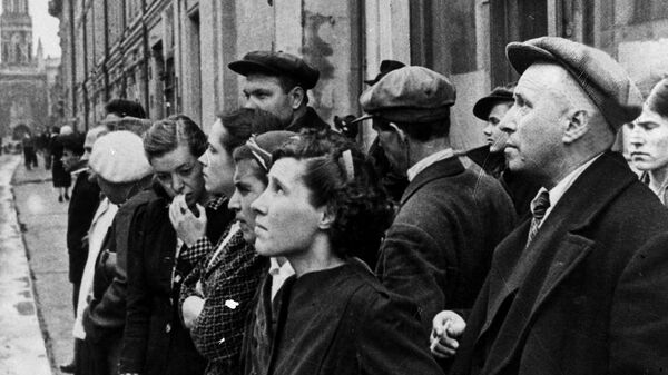 Жители столицы 22 июня 1941 года во время объявления по радио о нападении Германии на СССР - 俄罗斯卫星通讯社
