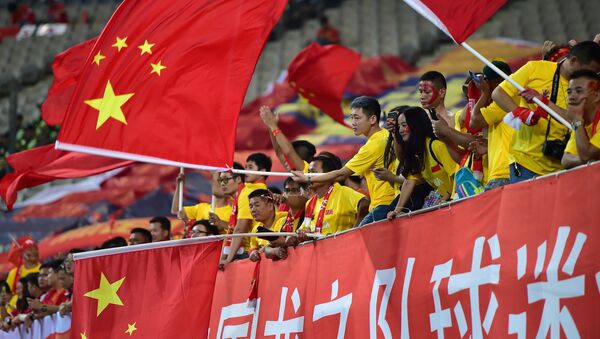 Chinese fans wave national flags - 俄羅斯衛星通訊社