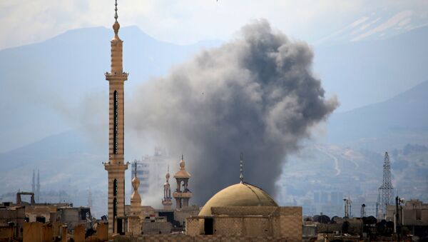 Дым после взрыва на востоке Дамаска, Сирия - 俄罗斯卫星通讯社