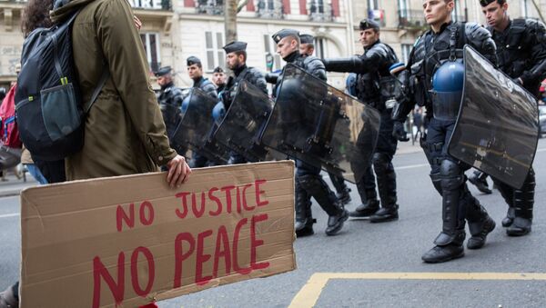 В Париже задержали 35 протестующих из-за убийства мужчины полицией - 俄罗斯卫星通讯社