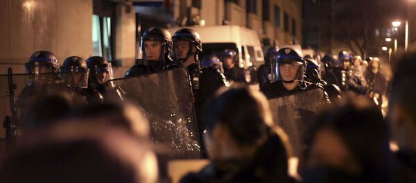 Сотрудники ОМОНа во время акции протеста против убийства французскими полицейскими китайца в Париже - 俄罗斯卫星通讯社