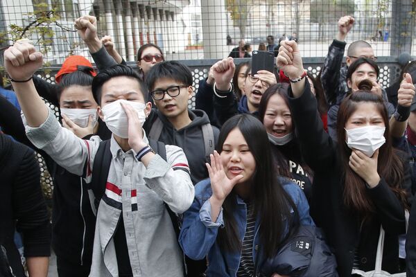 巴黎爆發示威活動，抗議旅法華僑被槍殺。 - 俄羅斯衛星通訊社