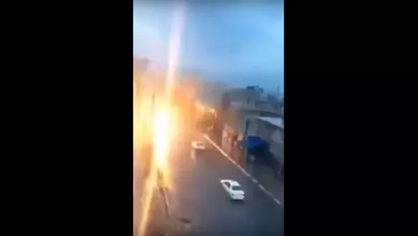 實拍行駛汽車遭遇雷擊 - 俄羅斯衛星通訊社