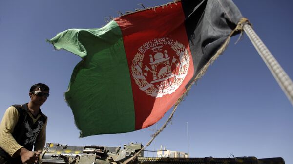 Солдат Национальной Армии Афганистана на фоне афганского флага  - 俄罗斯卫星通讯社