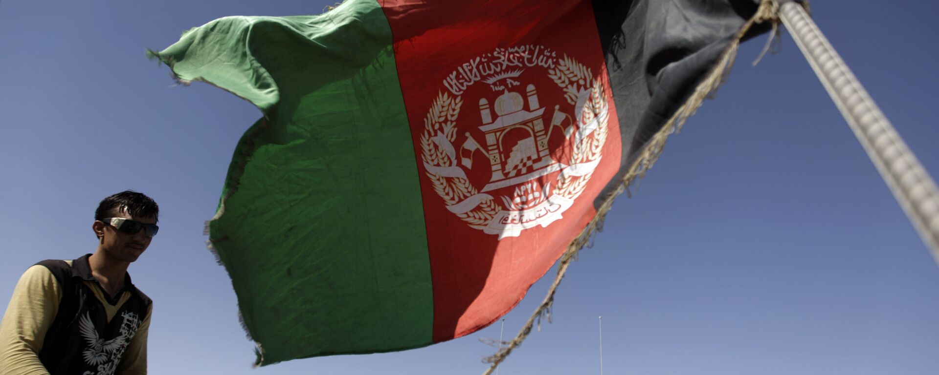 Солдат Национальной Армии Афганистана на фоне афганского флага  - 俄罗斯卫星通讯社, 1920, 16.07.2021