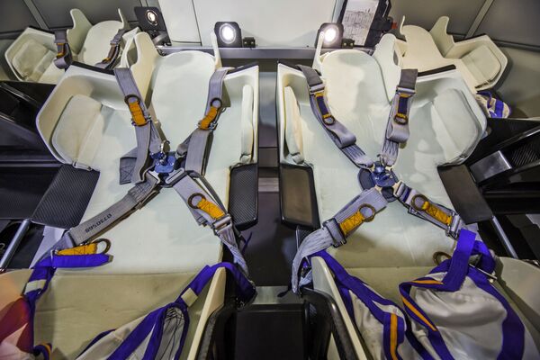 新飞船将配备碳纤维复合材料制成的新式飞行椅，可根据航天员身高进行调节。 - 俄罗斯卫星通讯社