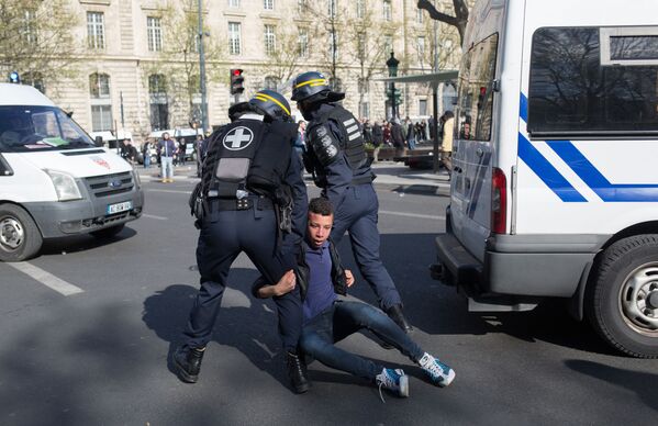 在與3月26日一名中國人被法國警方射殺事件有關的華僑抗議活動中，警察逮捕了一名年輕人。 - 俄羅斯衛星通訊社
