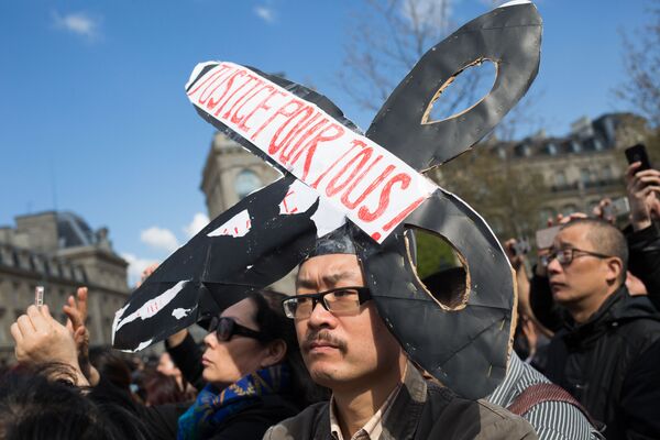 在巴黎的华侨代表抗议活动与法国警方于3月26日射杀一名中国人有关。 - 俄罗斯卫星通讯社