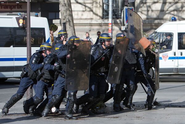 在与3月26日一名中国人被法国警方射杀事件有关的华侨抗议活动中的警察。 - 俄罗斯卫星通讯社
