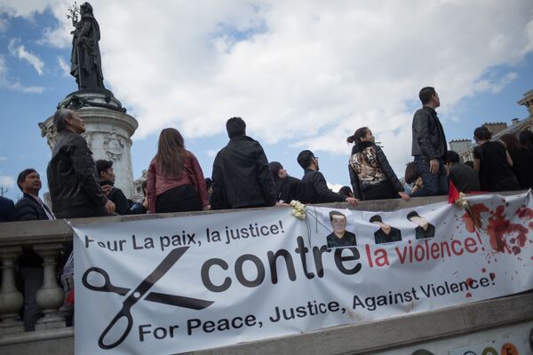 在巴黎的華僑代表抗議活動與法國警方於3月26日射殺一名中國人有關。 - 俄羅斯衛星通訊社