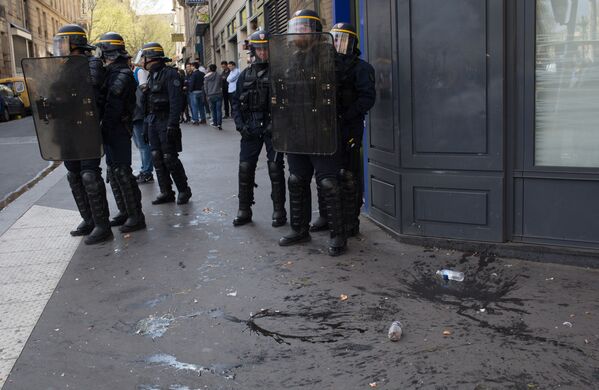 在与3月26日一名中国人被法国警方射杀事件有关的华侨抗议活动中的警察。 - 俄罗斯卫星通讯社