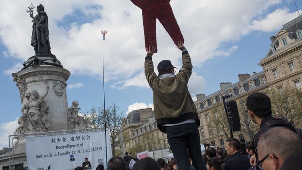 Акция протеста представителей китайкой диаспоры в Париже в связи с убийством французскими полицейскими гражданина КНР 26 марта - 俄羅斯衛星通訊社