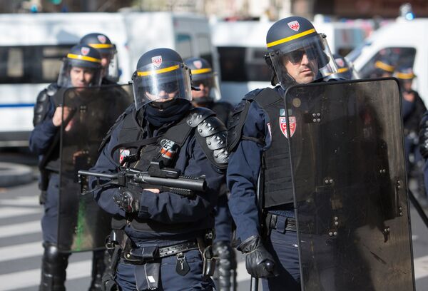 在與3月26日一名中國人被法國警方射殺事件有關的華僑抗議活動中的警察。 - 俄羅斯衛星通訊社