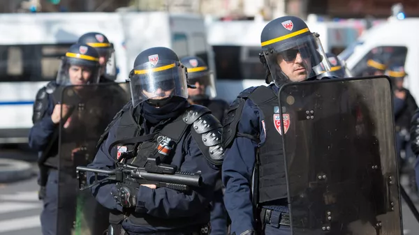 巴黎警方使用催泪瓦斯驱散索邦大学附近的亲巴勒斯坦集会