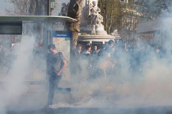 在巴黎共和国广场上的华侨代表抗议活动与法国警方于3月26日射杀一名中国人有关。 - 俄罗斯卫星通讯社