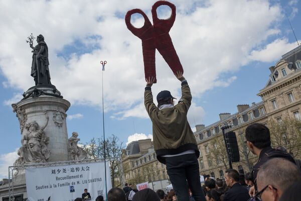 在巴黎共和国广场上的华侨代表抗议活动与法国警方于3月26日射杀一名中国人有关。 - 俄罗斯卫星通讯社