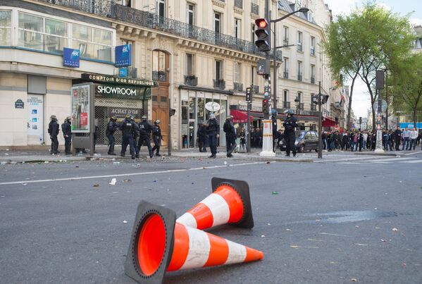在巴黎的華僑代表抗議活動與法國警方於3月26日射殺一名中國人有關。 - 俄羅斯衛星通訊社