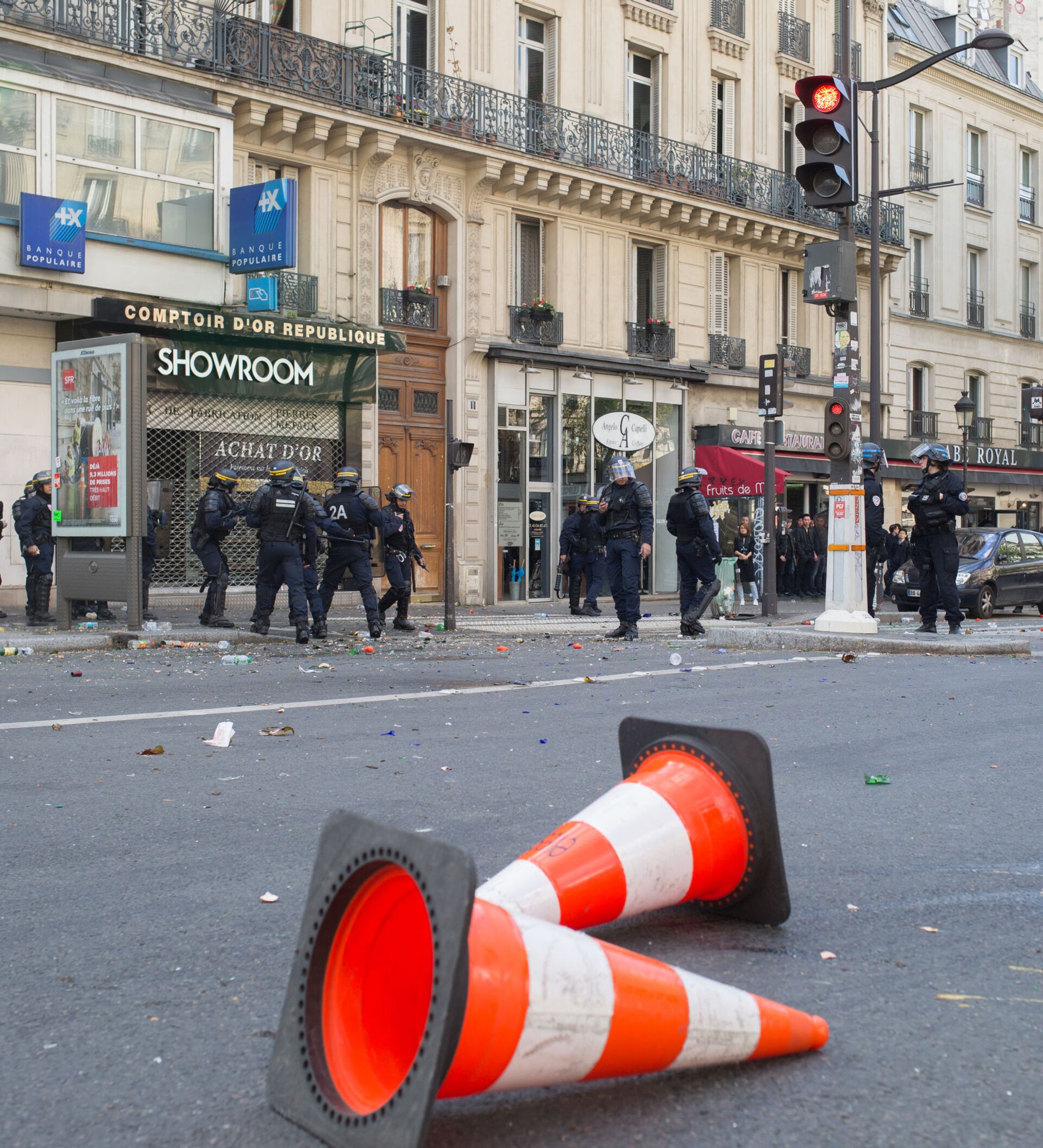 巴黎警方在香榭丽舍大街发射催泪弹驱赶抗议人群 - 2018年12月16日, 俄罗斯卫星通讯社