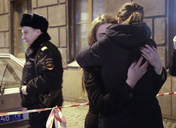 參加聖彼得堡地鐵爆炸案遇難者悼念活動的人們 - 俄羅斯衛星通訊社