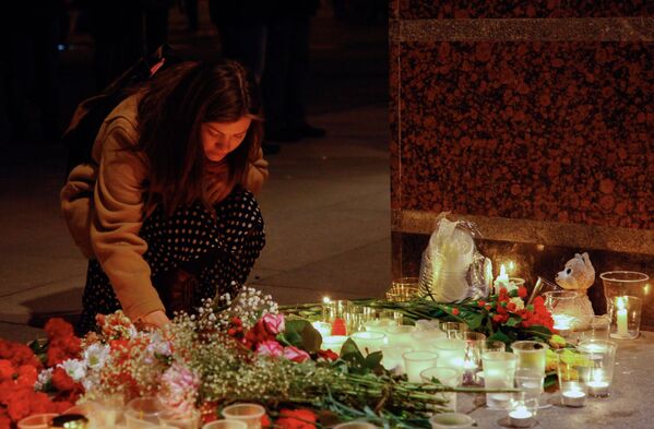 市民們紛紛獻花並點起蠟燭，悼念聖彼得堡地鐵爆炸案中的遇難者 - 俄羅斯衛星通訊社