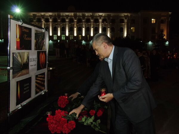 克里米亞共和國行政長官謝爾蓋·阿克肖諾夫為聖彼得堡地鐵爆炸案遇難者獻花悼念 - 俄羅斯衛星通訊社