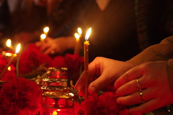 市民們紛紛獻花並點起蠟燭，悼念聖彼得堡地鐵爆炸案中的遇難者 - 俄羅斯衛星通訊社